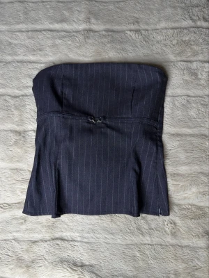 Bandeau topp med skärp - Classic fest/middags topp från Berskha i storlek S. Aldrig använd, prislapp kvar💞 (efterfrågad, och slutsåld hos Berskha) 