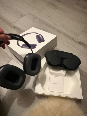 Apple AirPods Max svarta hörlurar - Snygga svarta Apple AirPods Max over-ear hörlurar med mjuka öronkuddar i memory foam och metallbåge. Levereras med originalförpackning och smart case. Perfekta för musik, gaming eller film med grym ljudkvalitet och stilren design.