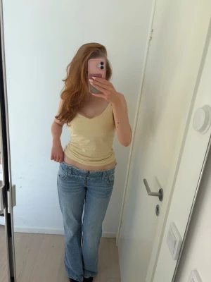 Ljusblå bootcut jeans - Säljer ett par ljusblå bootcut jeans med låg midja. Jeansen har en avslappnad passform och är tillverkade i denim med lätt tvättad look. Från Gina tricot! Endast använda 5 gånger🫶🏻pris går absolut att förhandla!