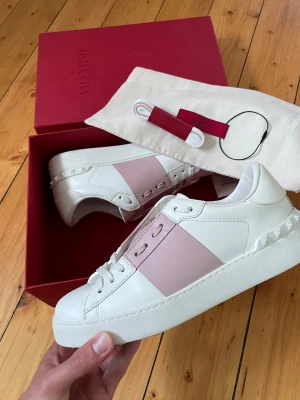 Valentino skor  - SOMMAR REA! 3200❌2499✅Hej, säljer nu dessa svin snygga valentino skor. Skorna är i nyskick!  Använda några gånger. Begränsat antal boxar och dustbag. Hör av dig vid frågor.