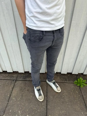 Replay Anbass jeans - Replay jeans - Modell: Anbass - Storlek: W31/L30(sitter som W28) - skick: 9/10 - Nypris runt 2000kr