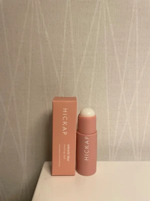 Hickap Just Blur Touch Up Stick - Passar alla hudtyper men framförallt oljig hud. 100% veganskt. Oanvänt. Perfekt att ha i väskan för snabba touch-ups. 