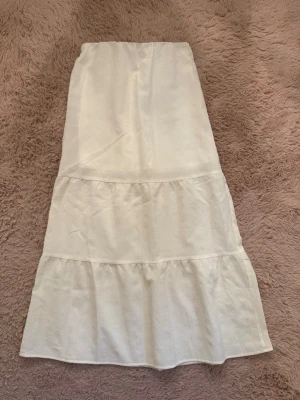Vit långkjol  - Säljer en vit långkjol från H&M Divided i storlek XXS. Inga tecken på användning🥰