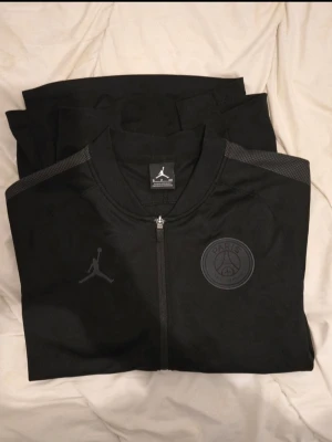 Svart nike tröja helzip - Nike/psg tröja i nyskick. Orginal, storlek S 