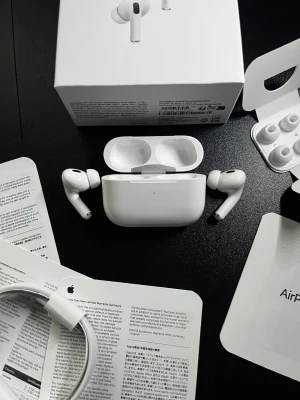 Apple AirPods Pro 2 - Komplett - Säljer ett par vita Apple AirPods Pro med laddningsetui. Trådlösa in-ear-hörlurar med silikonproppar, stilren design och aktiv brusreducering. Kommer med extra öronproppar och laddningskabel. Perfekta för musik, samtal och träning.