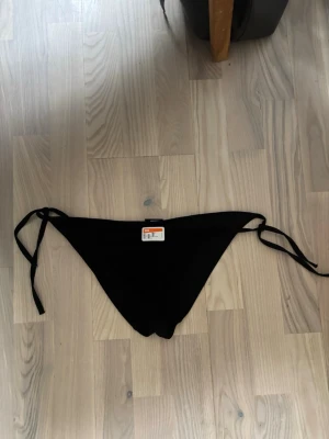 Bikiniunderdel - Bikinitrosor aldrig använda prislapp sitter kvar, vet inte riktigt vart dom är ifrån