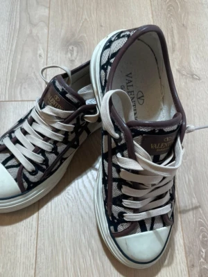Valentino skor strl 39 - Säljer dessa supersnygga valentino skor strl 39, då de ej kommer till anvönding💕💕