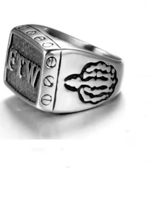 Silvrig FTW ring med gravyr - Cool silvrig ring med rektangulär front där det står 'FTW' i relief. Sidorna har ingraverade skruvdetaljer och en hand som visar långfingret. Ringen har en robust och tung känsla, perfekt för dig som gillar statement-smycken.