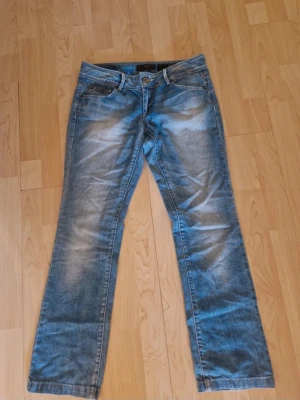Vintage low waist only jeans - Säljer dessa jätte fina low waist jeansen från only! Använda fåtal gånger i mina händer. Skicket är helt okej, OBS! Ett litet hål på framsidan av byxorna, se på sista bilden! 