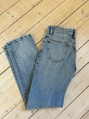 Blå raka jeans från Zara  - Blåa jeans från Zara som utgår från kollektionen. Midwaist/lite högre low waist. Inget fel och säljes endast pga för små