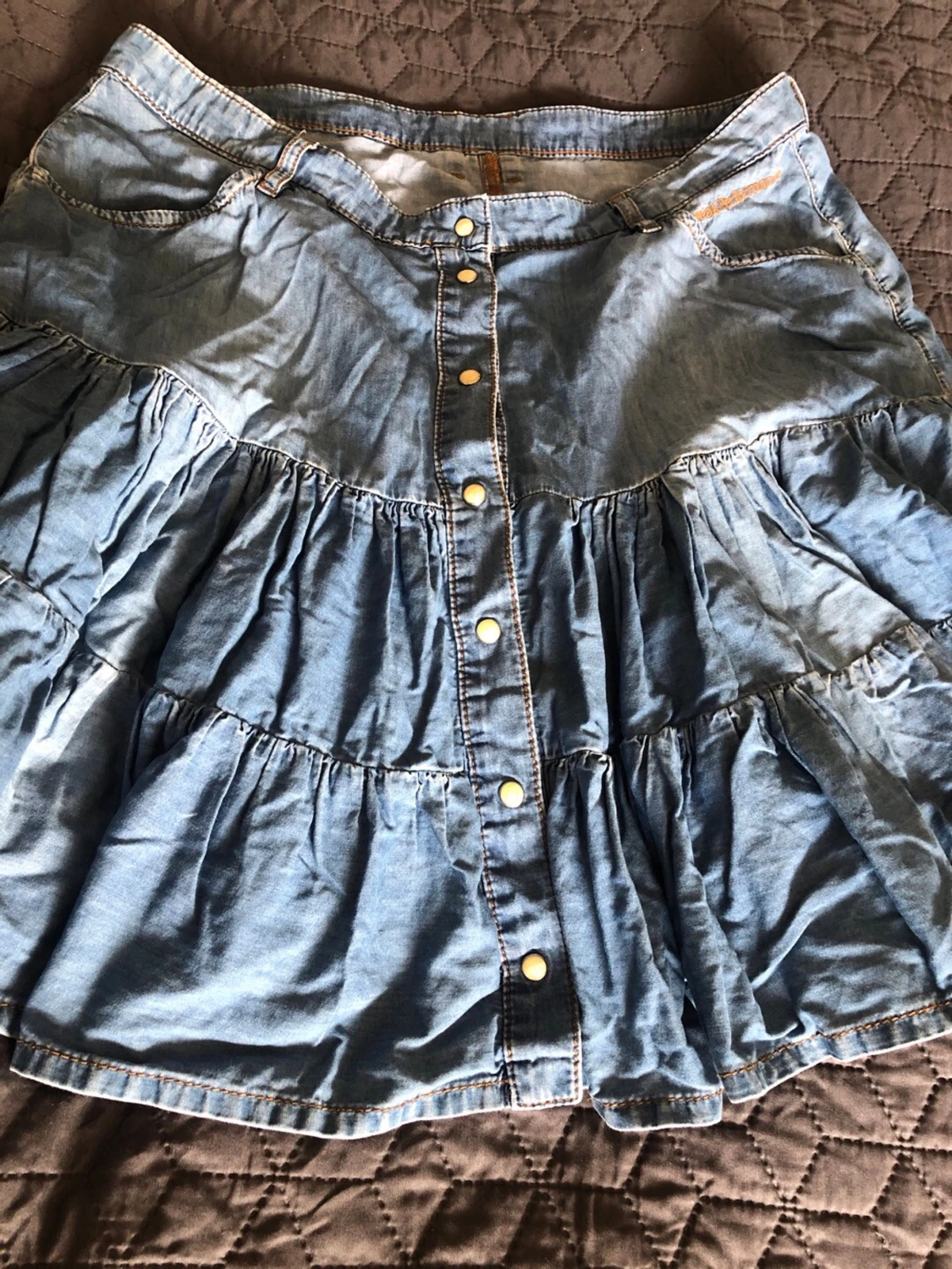 Blå volangkjol i denim från Peak Performance