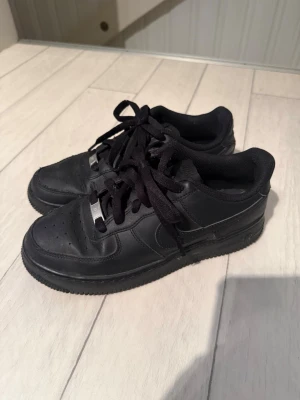 Svarta Nike Air Force 1 sneakers - Fina och sparsamt använda Nike Air Force 1! 