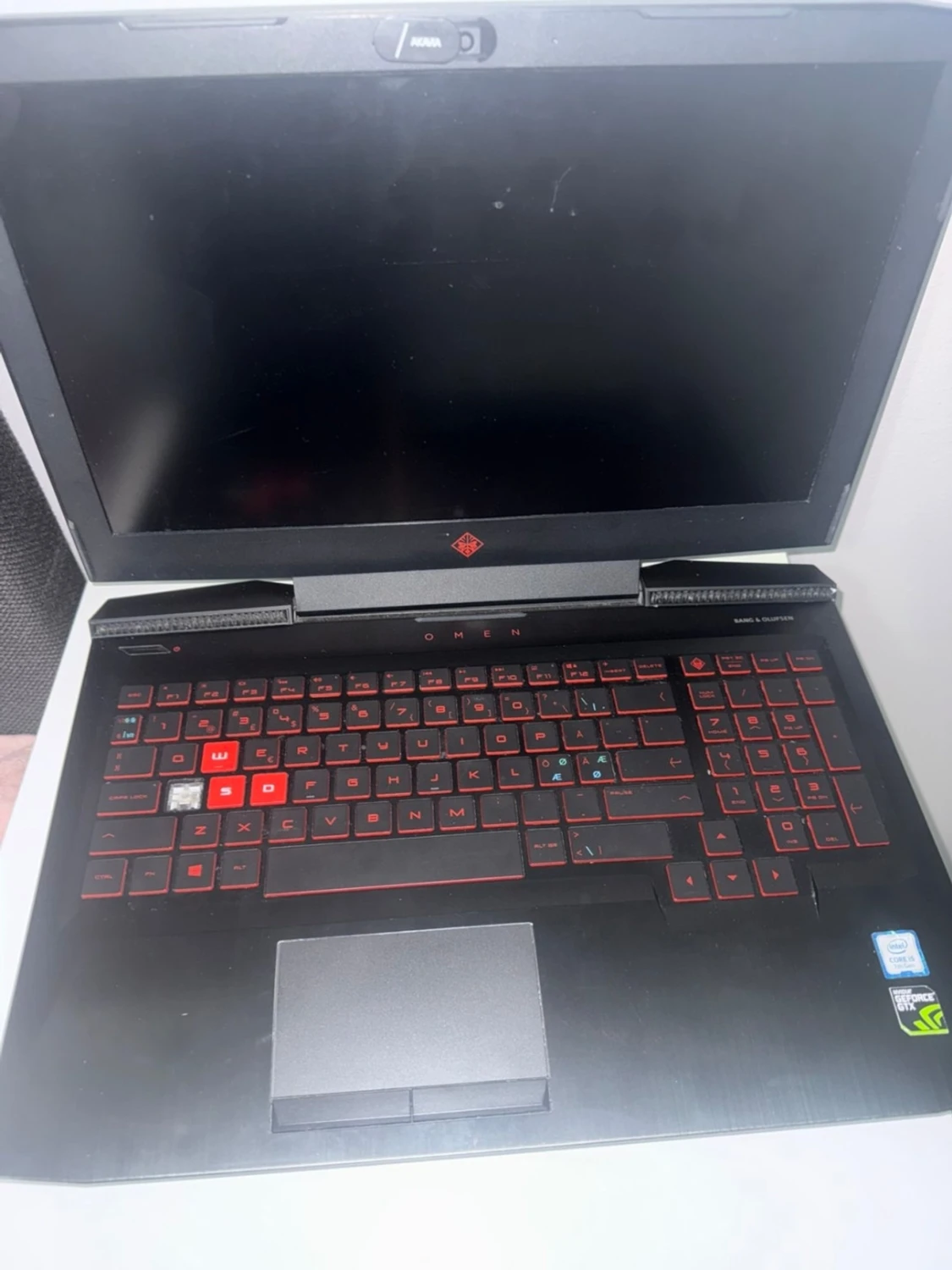 HP Omen gaming laptop svart/röd - 1