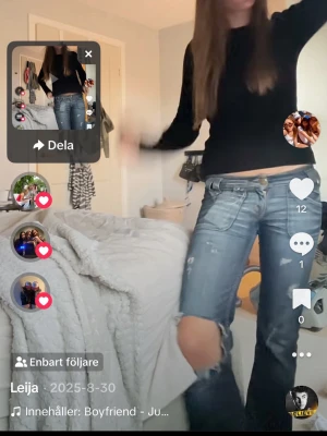 Lågmidjade bootcut jeans - Super snygga vintage jeans, köpte de på vinter och sedan gjort hålen själv! Mina favorit jeans men passar tyvärr inte längre så måste sälja.                   Midjemått:34cm med strech innerbenslängd : 72cm