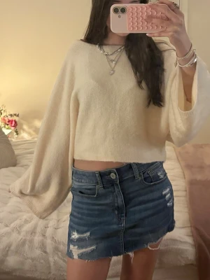 Blå jeanskjol med slitningar - Supersöt blå jeanskjol med slitna detaljer och rå kant nertill. Kjolen har fickor fram och bak samt knapp- och dragkedjestängning. Perfekt nu till våren/sommaren💕