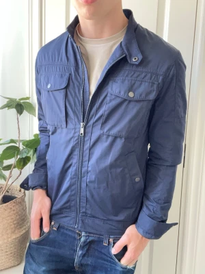 East west overshirt / jacka - East west overshirt / jacka, Inga defekter! Modellen i bilderna är 180 cm 75 kg och bär Storlek M, Kom med frågor! 🌟 (Kan gå ned i pris vid köp av paket 😉) 