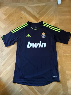 Real Madrid bortatröja 2012/2013 - Säljer denna Autentiska Real Madrid bortatröjan från säsongen 2012/2013