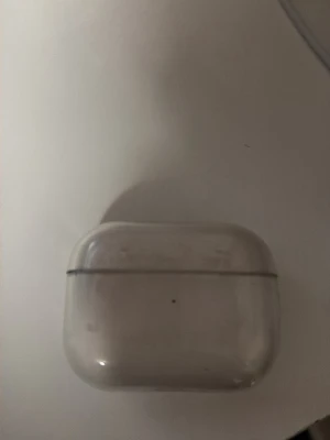 Apple AirPods Pro med laddningsetui - Säljer ett par vita Apple AirPods Pro med silikonproppar och trådlöst laddningsetui. Hörlurarna har en stilren, rundad design och etuiet är skyddat av ett genomskinligt plastskal. Perfekt för dig som vill ha grymt ljud och smidig anslutning till iPhone.