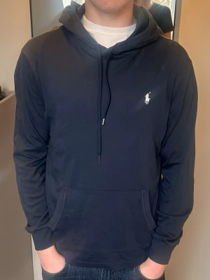 Marinblå Polo Ralph Lauren Hoodie - Marinblå Polo Ralph Lauren Hoodie, storlek S, marinblå
