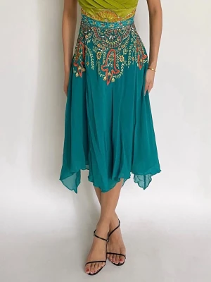 SILK FAIRYCORE-KLÄNNING - Underbart vacker ”fairy dress" i bohemisk stil från Karen Millen kollektion 2006.  En v-ringad överdel i olivgrönt/lime och en turkos underdel med ett invecklat, broderat mönster med paljetter i midjan.  Klänningen är tillverkad i 100 % silke och har en asymmetrisk fåll (så kallad "handkerchief hem") som ger den ett flödande utseende. Helt fodrad, dragkedjestängning.