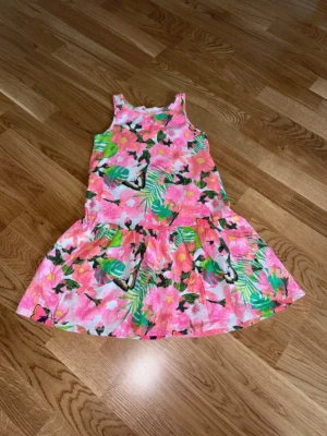 Klänning 122/128 - Klänning från H&M i storlek 122/128. Mycket fint skick, endast använd 1 gång. 100% bomull