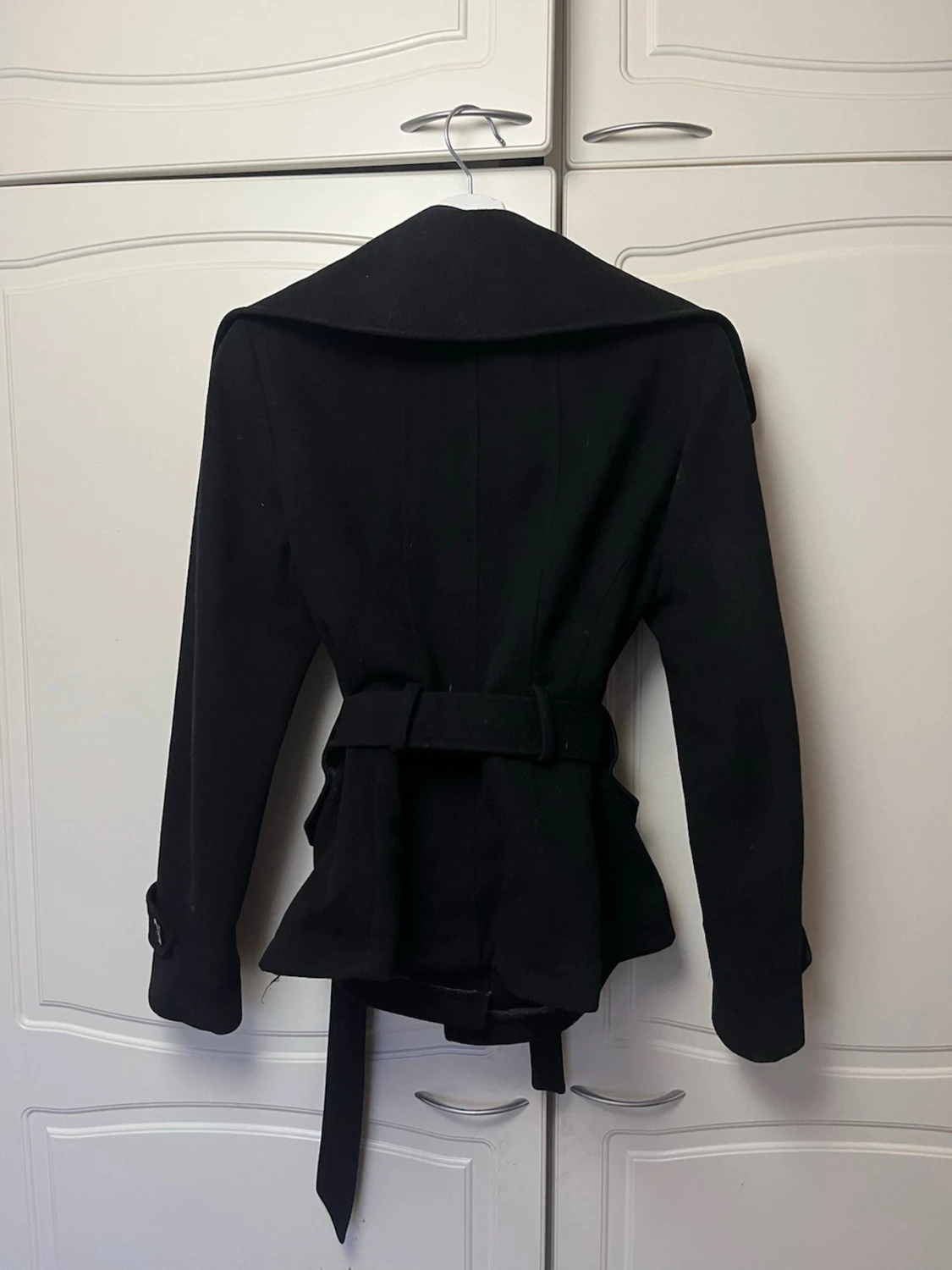 Svart trenchcoat med bälte - 1