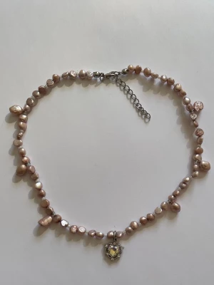 Ljusrosa pärlhalsband  - Ljusrosa pärlhalsband med silverfärgad berlock, gjord av mig💕