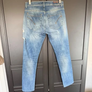 Dondup george jeans - Bra skick, inga defekter, sll slitningar är original. Nypris ca 3000kr. Storlek W32 men sitter som W31. Modellen är 185 cm, 80kg. Skriv för mer information!🤝
