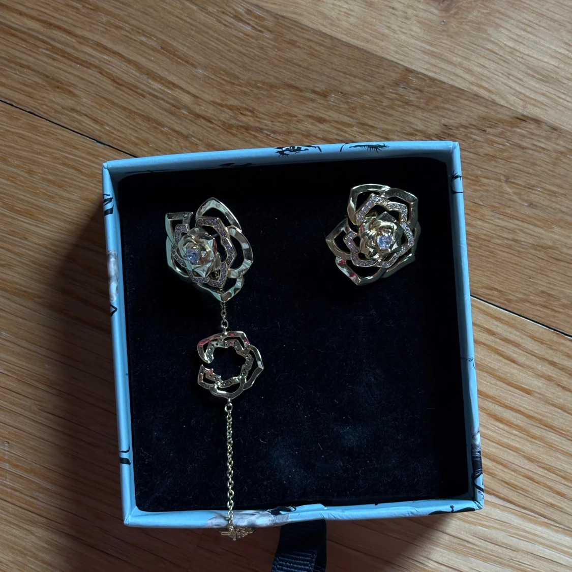 Guldiga rosformade örhängen från IOAKU - 2