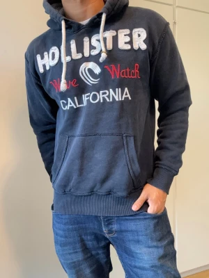 Vintage Hollister Hoodie - Vintage och sällsynt Mörkblå Hoodie från Hollister  | Storlek S | Går ner i pris vid snabbt köp! | Är 175, väger 68kg | Längd ≈65cm, Bredd armhåla - armhåla ≈54cm |Hör av vid ytterligare frågor!!!