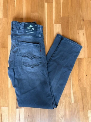 Replay Anbass hyperstrech - Riktigt fräsch Replay Anbass hyberstretch som är använda ett fåtal gånger. Storlek 31/32. Riktigt fina grå replay anbass! Hör av er vid eventuella frågor! 😊