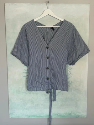 Randig blus  - Superfin blåvit randig blus med knytning 💙🤍