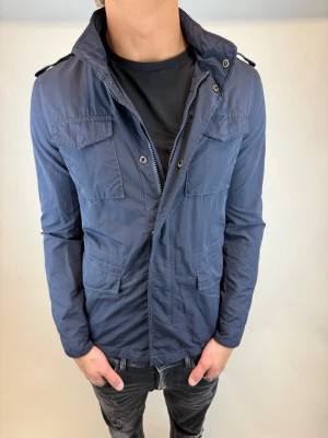 Woolrich Fieldjacka   - Hej! Säljer nu denna väldigt snygga och eftertraktade Woolrich Fieldjacka!  Jackan är slutsåld överallt och går inte att få tag på… jackan är perfekt nu till våren  Storlek= S  Ny pris: 6000 kr Säljs för: 1199 kr