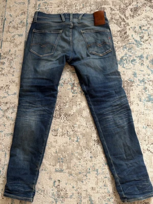 Blå replay jeans - Säljer ett par blå slim fit jeans från replay Jeans i storlek waist 28 & längd 30 pris kan diskuteras 