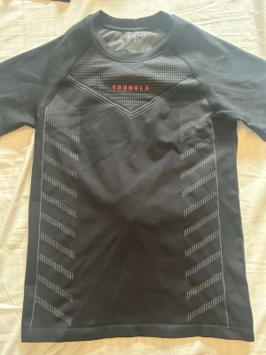 YoungLa - Compression T-shirt från YoungLa. Alltid svårt att avgöra storlek från detta märket och denna visade sig vara för liten för mig. Storlek L. Extrem compression och liten i storleken. Perfekt om man inte bulkar. Som jag tyvärr gör. Aldrig använd bara testad då returer till YoungLa är extremt krångligt från Sverige.
