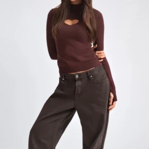 Cloeys heart tröja - Trendig mörkbrun polotopp med lång ärm och ett hjärtformat cutout vid bröstet från cloey! Jätte fint skick❤️❤️❤️