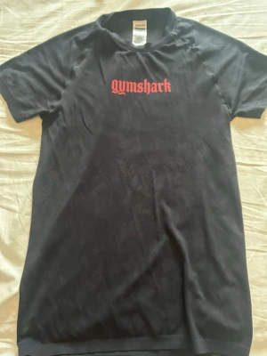 Gymshark T-shirt - Detta plagg säljs då den användes bara en gång. Passar inte mig rent storleksmässigt. Storlek S. Slut överallt. Passform och dylikt syns på bilden som jag lagt i annonsen. (Slim fit) har även en precis likadan i vitt om det vore intressant. 