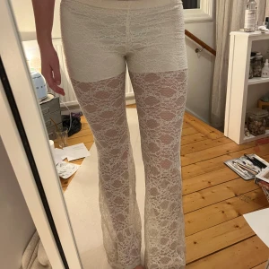 Vita spetsbyxor - Snygga vita spetsbyxor med låg midja och utsvängda ben. Lite större i storleken, passar mig som i vanliga fall har storlek m! Passar perfekt nu till studenttiderna eller sommaren! ( de är lite missfärgade längst ner, därav priset)