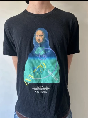 Monalisa T-shirt  - Säljer en tisha med en riktigt fett tryck på. Jag säljer tröjan för bara 200 kr ett riktigt kap ellerhur? Skriv vid minsta fråga. tröjan är i storlek M 