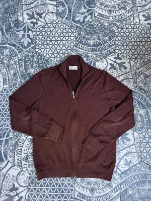 Gran Sasso - Brun helzip  - Stilren stickad helzip från Gran Sasso! | Nyskick! | Made In Italy i extra fine merino | Storlek: 46 vilket motsvarar S | Nypris: 2,599 SEK | Vid frågor eller funderingar finns jag i DM! 📩