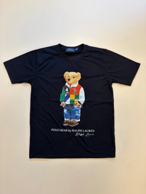 Ralph lauren polo bear t shirt M - Marinblå Ralph Lauren Polo bear t shirt //  Mycket bra skick helt oanvänd //  Storlek M //  Mått  Längd 66cm Axelbredd 41cm Bredd under armhålorna 47cm Skriv vid minsta fråga eller fundering🤝