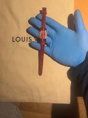 Helt ny röd klocka - Köpte ny för 219 men aldrig använt den!