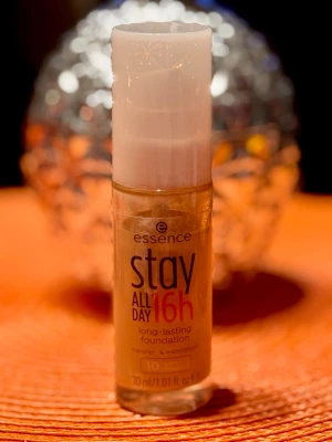 Essence Stay All Day 16h Foundation - Essence Stay All Day 16h foundation i nyansen 10 Soft Beige.  80% kvar i 30 ml flaska. För mängd se även bild. 