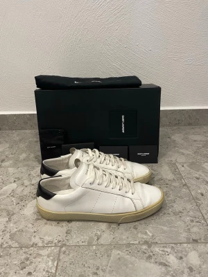 Vita Saint Laurent  - Saint Laurent skor || Storlek 41 || Skorna är i okej skick (se bilder) || Tveka inte på att höra av dig vid frågor eller funderingar 