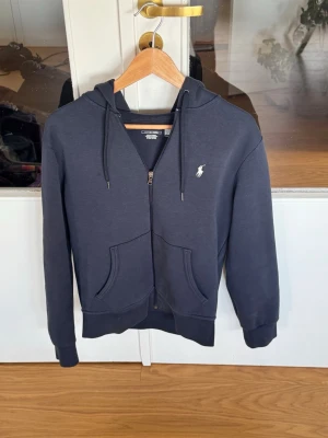  Polo Ralph Lauren mörkblå hoodie - Snygg mörkblå hoodie från Polo Ralph Lauren har kvittot.