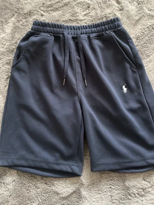 Shorts - Säljer ett par helt nya blåa Ralph lauren shorts.