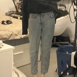 Blå mom jeans - Mom jeans från Gina tricot. Jag är 174cm lång.  Använd en gång. I fint skick.  Storlek: M. Nypris: 500kr Säljer för 200kr + frakt.                                                                                                            Vid frågor är det bara att skicka ett meddelande✨