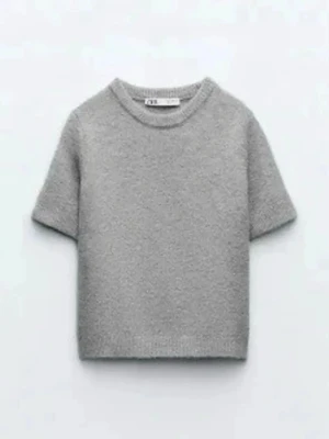 Somrig zara topp💗 - Supermjuk grå stickad topp från Zara💗 Jättefin och perfekt till sommaren! Använd max 2 ggr och tror inte den går att köpa längre💗 (nypris runt 350 kr) 