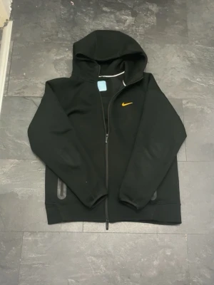 Nike nocta zip up - Säljer en svart hoodie från Nike med dragkedja tröjan är knappt använd den är helt ny! Storlek L. Kan ha jätte jätte små defekter