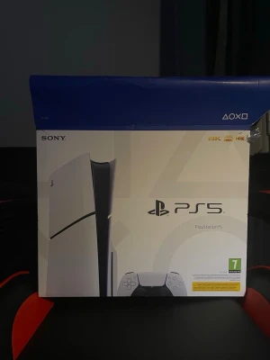 Sony PlayStation 5 slim - PlayStation 5 från Sony med vit och svart design, levereras i originalkartong. Fick den för ett år sen och har bra skick.